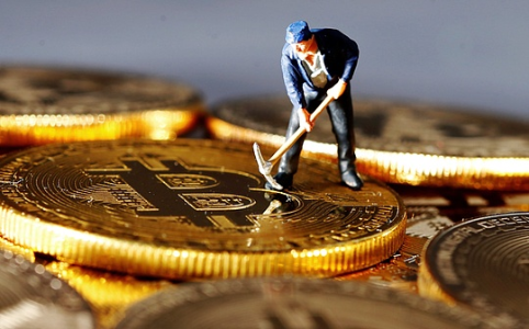 BTC矿工集体转型：从挖矿到AI基础设施的蜕变