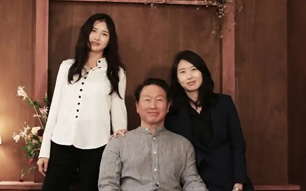 崔允贞(左)与崔泰源(中)和崔敏贞(右)