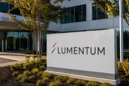 Lumentum单季营收首破10亿美元,71亿美元GAAP亏损源于可转债会计处理